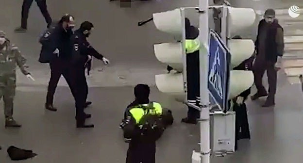 На месте нападения на силовиков в Грозном. 28 декабря 2020 г. Стоп-кадр видео Telegram-канал BAZA На месте нападения на силовиков в Грозном. 28 декабря 2020 г. Стоп-кадр видео Telegram-канал BAZA