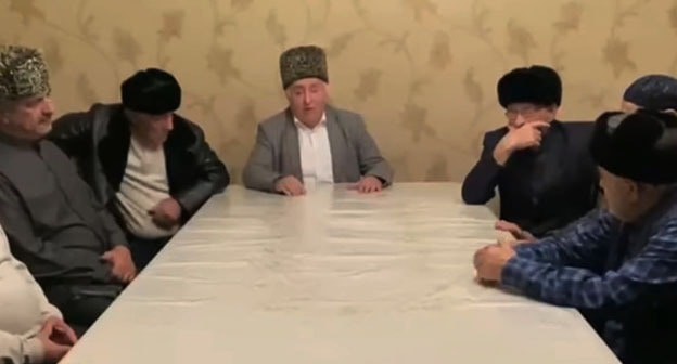 Кадр видеообращения Тимурзиевых и Султыговых, опубликованного на Facebook. https://www.facebook.com/ramzan.sultygov/posts/933609963710259
Кадр видеообращения Тимурзиевых и Султыговых, опубликованного на Facebook. https://www.facebook.com/ramzan.sultygov/posts/933609963710259