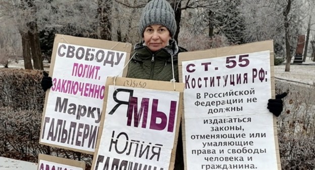 Тамара Гродникова проводит одиночный пикет с требованием освободить политзаключенных. Волгоград, 31 декабря 2020 года. Фото Татьяны Филимоновой для "Кавказского узла". Тамара Гродникова проводит одиночный пикет с требованием освободить политзаключенных. Волгоград, 31 декабря 2020 года. Фото Татьяны Филимоновой для "Кавказского узла".
