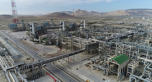 Сангачальский терминал по переработке и транспортировке нефти и газа в окрестностях Баку. Фото: President.az https://ru.wikipedia.org/ Сангачальский терминал по переработке и транспортировке нефти и газа в окрестностях Баку. Фото: President.az https://ru.wikipedia.org/