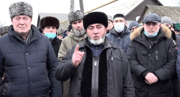 Родственники убитого в Грозном полицейского Магомеда Джабраилова объявляют кровную месть. Стоп-кадр видео https://www.instagram.com/p/CJd1wcEK2Aa/ Родственники убитого в Грозном полицейского Магомеда Джабраилова объявляют кровную месть. Стоп-кадр видео https://www.instagram.com/p/CJd1wcEK2Aa/