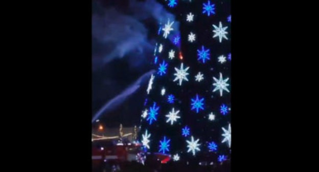 Ликвидация возгорания елки на центральной площади Дербента 31.12.2020. Кадр видео 360tv https://360tv.ru/news/proisshestviya/glavnaja-elka-derbenta-zadymilas-vo-vremja-saljuta-video/ Ликвидация возгорания елки на центральной площади Дербента 31.12.2020. Кадр видео 360tv https://360tv.ru/news/proisshestviya/glavnaja-elka-derbenta-zadymilas-vo-vremja-saljuta-video/