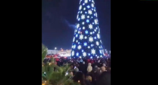 Ликвидация возгорания елки на центральной площади Дербента 31.12.2020. Кадр видео 360tv https://360tv.ru/news/proisshestviya/glavnaja-elka-derbenta-zadymilas-vo-vremja-saljuta-video/ Ликвидация возгорания елки на центральной площади Дербента 31.12.2020. Кадр видео 360tv https://360tv.ru/news/proisshestviya/glavnaja-elka-derbenta-zadymilas-vo-vremja-saljuta-video/