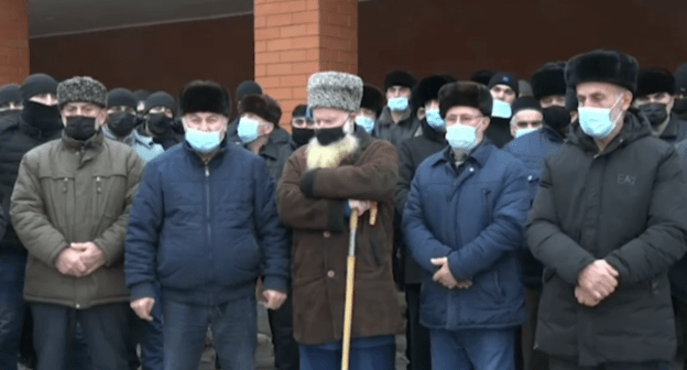 Стоп-кадр видеообращения родственников раненного в Грозном полицейского к двум ингушским родам. https://www.instagram.com/p/CJf_vheh_Ce/