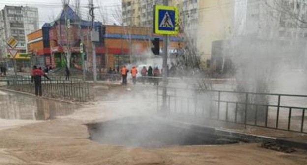 Провал на месте прорыва трубы в Волжском 3 января 2021 года. Фото: пресс-служба администрации Волжского http://www.admvol.ru/ Провал на месте прорыва трубы в Волжском 3 января 2021 года. Фото: пресс-служба администрации Волжского http://www.admvol.ru/
