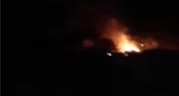 Горящий дом на кадрах, опубликованных жителем Шурнуха. Скриншот видео, опубликованного в Telegram-канале TOGARMA
https://t.me/togarma301/932