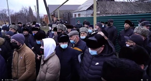 Родственники убитого в Грозном полицейского Магомеда Джабраилова объявляют кровную месть. 31 декабря 2020 г. Стоп-кадр видео https://www.instagram.com/p/CJd1wcEK2Aa/ Родственники убитого в Грозном полицейского Магомеда Джабраилова объявляют кровную месть. 31 декабря 2020 г. Стоп-кадр видео https://www.instagram.com/p/CJd1wcEK2Aa/