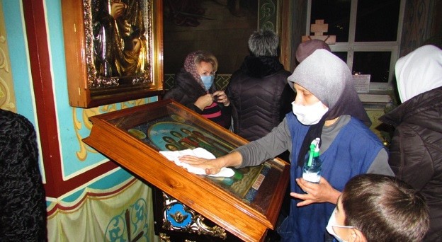 Обработка антисептиком икон в Казанском соборе. Фото Вячеслава Ященко для "Кавказского узла".