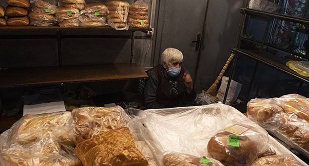 Продавец хлеба в защитной маске. Ереван, ноябрь 2020 г. Фото: REUTERS/Artem Mikryukov Продавец хлеба в защитной маске. Ереван, ноябрь 2020 г. Фото: REUTERS/Artem Mikryukov