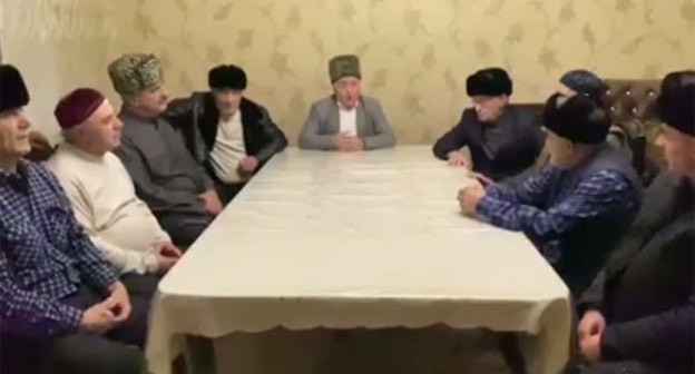 Обращение ингушского тейпа. Скриншот видео со страницы https://web.facebook.com/watch/?v=2910376259198790 Обращение ингушского тейпа. Скриншот видео со страницы https://web.facebook.com/watch/?v=2910376259198790