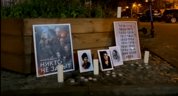Мемориал в Адлере. Фото: кадр видео, опубликованного сообществом "Искра" "ВКонтакте" https://vk.com/video-176219340_456239300 Мемориал в Адлере. Фото: кадр видео, опубликованного сообществом "Искра" "ВКонтакте" https://vk.com/video-176219340_456239300