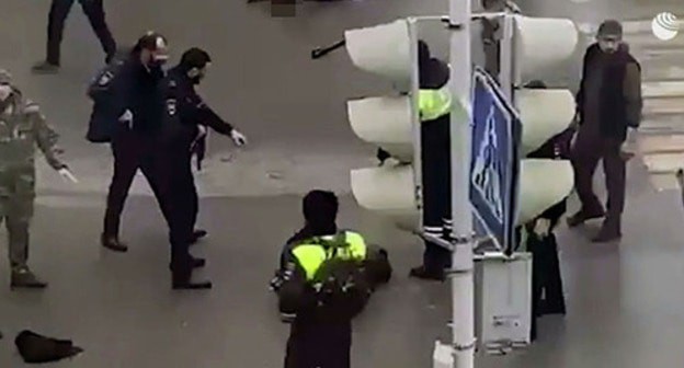 На месте нападения на силовиков в Грозном. 28 декабря 2020 г. Стоп-кадр видео Telegram-канал BAZA На месте нападения на силовиков в Грозном. 28 декабря 2020 г. Стоп-кадр видео Telegram-канал BAZA