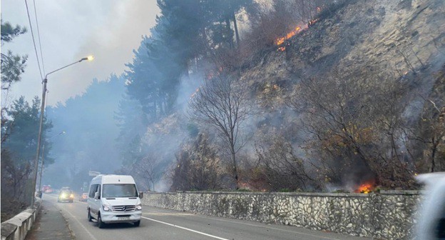 Лесной пожар в Абхазии. Фото пресс-службы МЧС Абхазии. https://www.mchsra.info/novosti/item/1498-lesnoj-pozhar-razgorevshijsya-tri-dnya-nazad-na-dalnikh-otrogakh-v-okrestnostyakh-gagry-utrom-spustilsya-k-respublikanskoj-avtotrasse-psou-ingur Лесной пожар в Абхазии. Фото пресс-службы МЧС Абхазии. https://www.mchsra.info/novosti/item/1498-lesnoj-pozhar-razgorevshijsya-tri-dnya-nazad-na-dalnikh-otrogakh-v-okrestnostyakh-gagry-utrom-spustilsya-k-respublikanskoj-avtotrasse-psou-ingur
