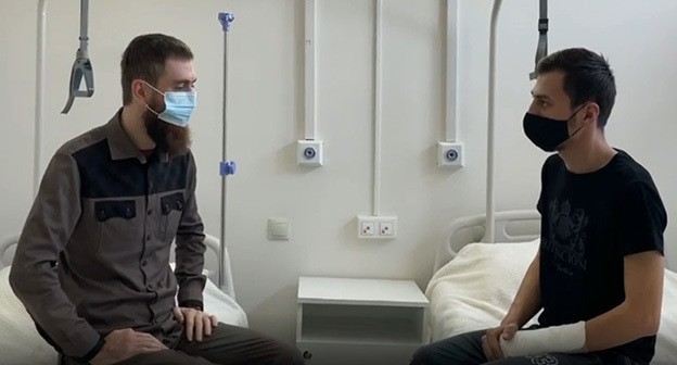 Чингиз Ахмадов (слева) и Акраман Товбулатов. Кадр из видео https://www.instagram.com/p/CJve9VWoL0X/ Чингиз Ахмадов (слева) и Акраман Товбулатов. Кадр из видео https://www.instagram.com/p/CJve9VWoL0X/