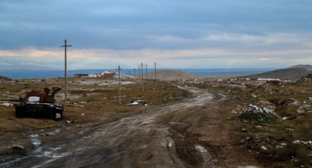 Армянский танк, подбитый на въезде в Джебраил. Фото Азиза Каримова для "Кавказского узла" Армянский танк, подбитый на въезде в Джебраил. Фото Азиза Каримова для "Кавказского узла"