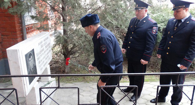 Полицейские возлагают цветы к мемориалу. Фото с сайта МВД Дагестана https://05.xn--b1aew.xn--p1ai/news/item/22510258/ Полицейские возлагают цветы к мемориалу. Фото с сайта МВД Дагестана https://05.xn--b1aew.xn--p1ai/news/item/22510258/