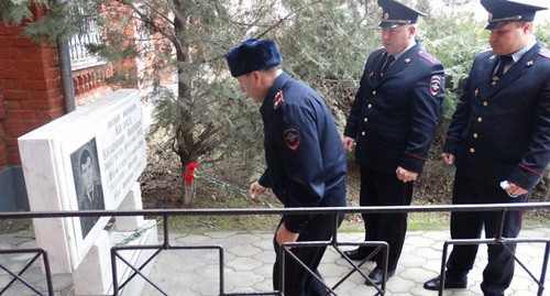Полицейские возлагают цветы к мемориалу. Фото с сайта МВД Дагестана https://05.xn--b1aew.xn--p1ai/news/item/22510258/ Полицейские возлагают цветы к мемориалу. Фото с сайта МВД Дагестана https://05.xn--b1aew.xn--p1ai/news/item/22510258/