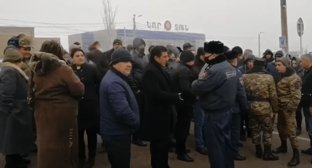 Участники акции проетста у здания Военного университета имени Вазгена Саргсяна в Ереване 8 января 2021 года. Стоп-кадр видео https://www.youtube.com/watch?v=xJuZxKsM8Hw&feature=emb_logo Участники акции проетста у здания Военного университета имени Вазгена Саргсяна в Ереване 8 января 2021 года. Стоп-кадр видео https://www.youtube.com/watch?v=xJuZxKsM8Hw&feature=emb_logo