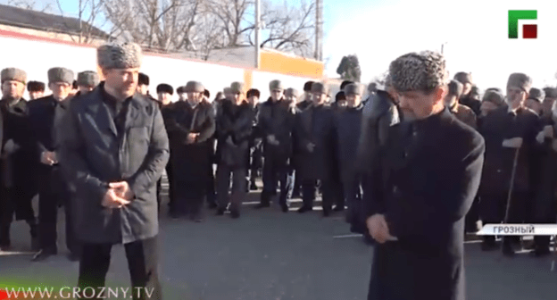 Церемония примирения ингушских и чеченских тейпов в Грозном 7 января 2021 года. Стоп-кадр видео https://www.instagram.com/p/CJypg7epIxu/ Церемония примирения ингушских и чеченских тейпов в Грозном 7 января 2021 года. Стоп-кадр видео https://www.instagram.com/p/CJypg7epIxu/