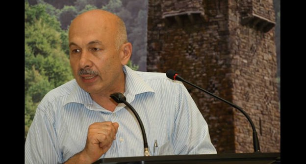 Ризван Ибрагимов. Кадр видео "Речь Ризвана Ибрагимова в Верховном Суде ЧР" https://www.youtube.com/watch?v=h-eSIn0SeNw Ризван Ибрагимов. Кадр видео "Речь Ризвана Ибрагимова в Верховном Суде ЧР" https://www.youtube.com/watch?v=h-eSIn0SeNw