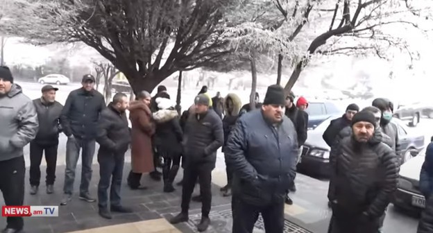 Родные погибших солдат у здания правительства в Ереване ждут встречи с премьер-министром, 5 января 2021 года. Стопкадр из видео на Youtube-канале «NEWS AM» https://www.youtube.com/watch?v=TyV69kjH_WU Родные погибших солдат у здания правительства в Ереване ждут встречи с премьер-министром, 5 января 2021 года. Стопкадр из видео на Youtube-канале «NEWS AM» https://www.youtube.com/watch?v=TyV69kjH_WU