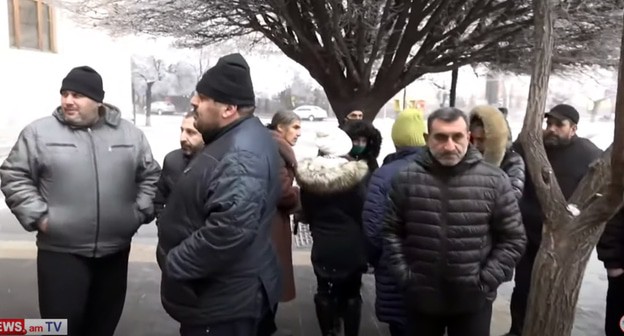 Родственники погибших солдат у здания правительства в Ереване ждут встречи с премьер-министром, 5 января 2021 года. Rадр видео на Youtube-канале «NEWS AM» https://www.youtube.com/watch?v=TyV69kjH_WU Родственники погибших солдат у здания правительства в Ереване ждут встречи с премьер-министром, 5 января 2021 года. Rадр видео на Youtube-канале «NEWS AM» https://www.youtube.com/watch?v=TyV69kjH_WU
