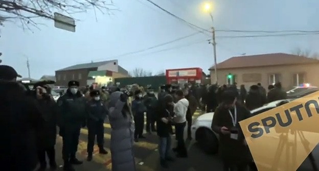 Противники Пашиняна перекрыли дорогу в ереванский аэропорт 10.01.21. Кадр видео Спутник-Армения https://www.youtube.com/watch?v=eERhnUgAR_c Противники Пашиняна перекрыли дорогу в ереванский аэропорт 10.01.21. Кадр видео Спутник-Армения https://www.youtube.com/watch?v=eERhnUgAR_c