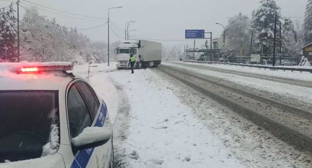 Снегопад на трассе М4-Дон. Фото: ГИБДД Краснодарского края
Снегопад на трассе М4-Дон. Фото: ГИБДД Краснодарского края