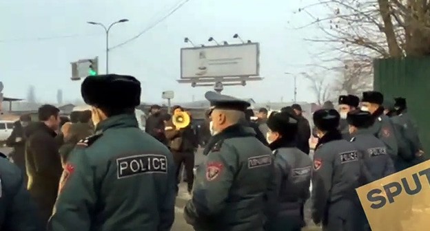 Противники Пашиняна перекрыли дорогу в ереванский аэропорт 10.01.21. Кадр видео Спутник-Армения https://www.youtube.com/watch?v=eERhnUgAR_c Противники Пашиняна перекрыли дорогу в ереванский аэропорт 10.01.21. Кадр видео Спутник-Армения https://www.youtube.com/watch?v=eERhnUgAR_c