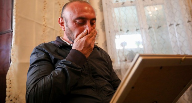 Житель Гянджи Теймур Аскеров, потерявший пятерых близких, 22 октября 2020 года. Фото Азиза Каримова для "Кавказского узла". Житель Гянджи Теймур Аскеров, потерявший пятерых близких, 22 октября 2020 года. Фото Азиза Каримова для "Кавказского узла".