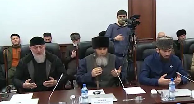 Советник главы Чечни Адам Делимханов, муфтий Салах Межиев и спикер парламента региона Магомед Даудов на церемонии примирения ингушских и чеченских тейпов в Грозном 7 января 2021 года. Кадр видео ЧГТРК "Грозный" https://www.instagram.com/p/CJypg7epIxu/ Советник главы Чечни Адам Делимханов, муфтий Салах Межиев и спикер парламента региона Магомед Даудов на церемонии примирения ингушских и чеченских тейпов в Грозном 7 января 2021 года. Кадр видео ЧГТРК "Грозный" https://www.instagram.com/p/CJypg7epIxu/