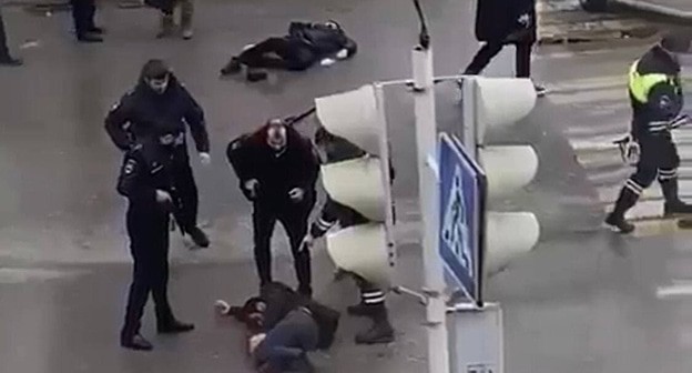 На месте нападения на силовиков в Грозном. 28 декабря 2020 г. Стоп-кадр видео Telegram-канал BAZA На месте нападения на силовиков в Грозном. 28 декабря 2020 г. Стоп-кадр видео Telegram-канал BAZA