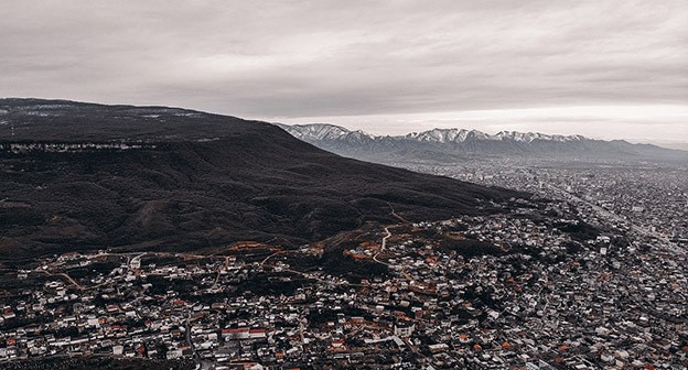 Вид на Тарки-Тау и Махачкалу. Фото: Suleymannabiev https://ru.wikipedia.org/ Вид на Тарки-Тау и Махачкалу. Фото: Suleymannabiev https://ru.wikipedia.org/