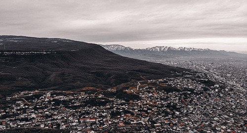 Вид на Тарки-Тау и Махачкалу. Фото: Suleymannabiev https://ru.wikipedia.org/ Вид на Тарки-Тау и Махачкалу. Фото: Suleymannabiev https://ru.wikipedia.org/