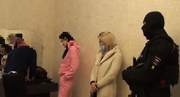 Подозреваемые и сотрудники МВД. Кадр видео МВД по Кабардино-Балкарии https://07.мвд.рф/news/item/22517881 Подозреваемые и сотрудники МВД. Кадр видео МВД по Кабардино-Балкарии https://07.мвд.рф/news/item/22517881