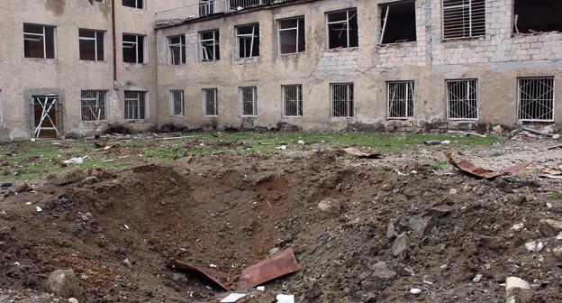 Воронка от разорвавшегося снаряда. Степанакерт, ноябрь 2020 г. Фото Армине Мартиросян для "Кавказского узла" Воронка от разорвавшегося снаряда. Степанакерт, ноябрь 2020 г. Фото Армине Мартиросян для "Кавказского узла"