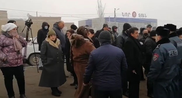 Участники акции проетста у здания Военного университета имени Вазгена Саргсяна в Ереване 8 января 2021 года. Фото: скриншот видео " Sputnik Армения" https://www.youtube.com/watch?v=xJuZxKsM8Hw&feature=emb_logo Участники акции проетста у здания Военного университета имени Вазгена Саргсяна в Ереване 8 января 2021 года. Фото: скриншот видео " Sputnik Армения" https://www.youtube.com/watch?v=xJuZxKsM8Hw&feature=emb_logo