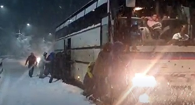 Туристы выталкивают автобус 14.01.21. Кадр видео
Олег Мельников https://www.youtube.com/watch?v=BgG97jCwj4E&feature=emb_logo Туристы выталкивают автобус 14.01.21. Кадр видео
Олег Мельников https://www.youtube.com/watch?v=BgG97jCwj4E&feature=emb_logo