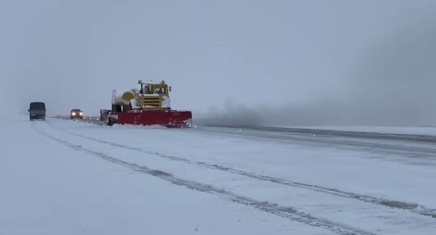 Расчистка взлетной полосы в аэропорту Краснодара 17 января 2021 года. Стопкадр из сообщения Telegram-канала ГТРК «Кубань». https://t.me/russiakuban_talk/1901 Расчистка взлетной полосы в аэропорту Краснодара 17 января 2021 года. Стопкадр из сообщения Telegram-канала ГТРК «Кубань». https://t.me/russiakuban_talk/1901