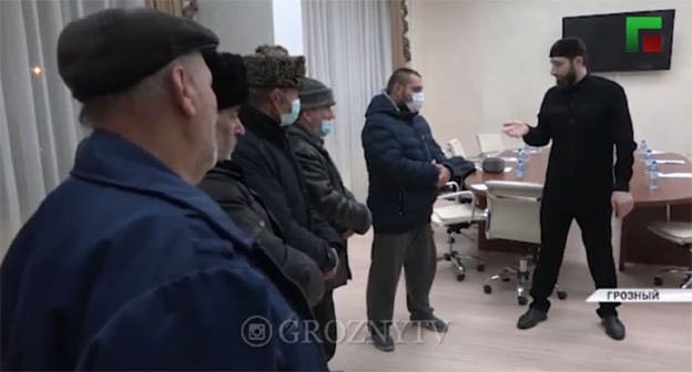 Адам Эльжуркаев отчитывает мужчин, задержанных за поездки к колдунье. Кадр видео ЧГТРК "Грозный" https://www.instagram.com/p/CKHXvkDJbwX/ Адам Эльжуркаев отчитывает мужчин, задержанных за поездки к колдунье. Кадр видео ЧГТРК "Грозный" https://www.instagram.com/p/CKHXvkDJbwX/