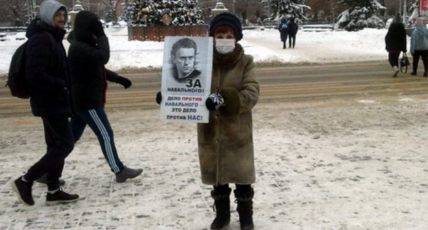 Галина Тихенко проводит одиночный пикет в поддержку Навального. Волгоград, 17 января 2021 года. Фото Татьяны Филимоновой для "Кавказского узла". Галина Тихенко проводит одиночный пикет в поддержку Навального. Волгоград, 17 января 2021 года. Фото Татьяны Филимоновой для "Кавказского узла".