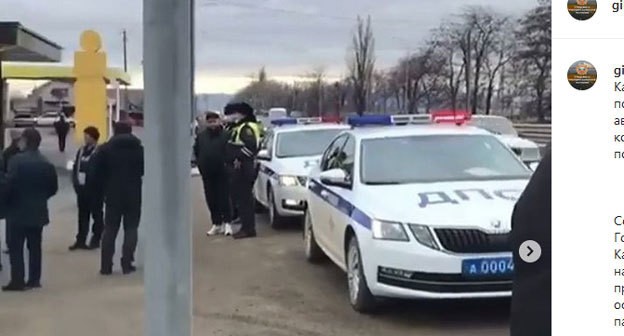 Сотрудники ГИБДД на трассе. Скриншот публикации на странице УГИБДД по Кабардино-Балкарии в Instagram https://www.instagram.com/p/CKG0IiPLA9q/ Сотрудники ГИБДД на трассе. Скриншот публикации на странице УГИБДД по Кабардино-Балкарии в Instagram https://www.instagram.com/p/CKG0IiPLA9q/