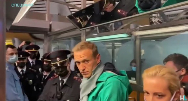 Сотрудники полиции и Алексей Навальный в московском аэропорту. 17 января 2021 год. Скриншот с видео Youtube-канала "Навальный LIVE" https://www.youtube.com/watch?v=8aVlzBuPTKY Сотрудники полиции и Алексей Навальный в московском аэропорту. 17 января 2021 год. Скриншот с видео Youtube-канала "Навальный LIVE" https://www.youtube.com/watch?v=8aVlzBuPTKY