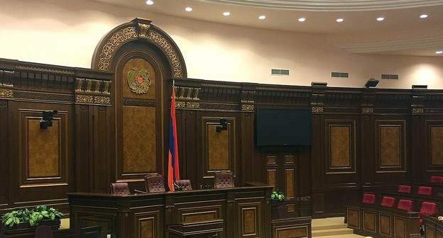 Зал заседаний парламента Армении. Фото Пандухт- https://commons.wikimedia.org/wiki/Category:National_Assembly_of_Armenia Зал заседаний парламента Армении. Фото Пандухт- https://commons.wikimedia.org/wiki/Category:National_Assembly_of_Armenia