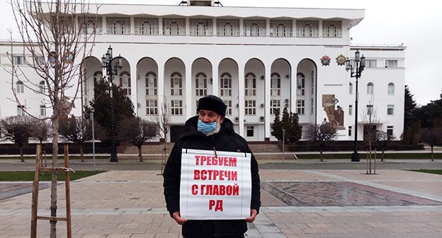 Кумыкский активист Бектемир Салихов у здания Дома правительства в Махачкале, где он проводит одиночный пикет с требованием встречи с врио главы Дагестана. 18 января 2021 год. Фото Расула Магомедова для "Кавказского узла" Кумыкский активист Бектемир Салихов у здания Дома правительства в Махачкале, где он проводит одиночный пикет с требованием встречи с врио главы Дагестана. 18 января 2021 год. Фото Расула Магомедова для "Кавказского узла"