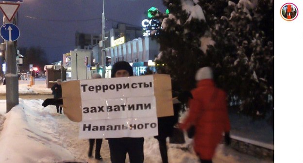 Активист в Краснодаре на одиночном пикете в связи с задержанием Алексея Навального. Скриншот сообщения канала Штаб Навального Краснодар https://www.instagram.com/p/CKLZL2Qle3g/ Активист в Краснодаре на одиночном пикете в связи с задержанием Алексея Навального. Скриншот сообщения канала Штаб Навального Краснодар https://www.instagram.com/p/CKLZL2Qle3g/
