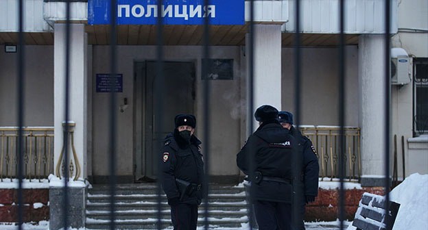 Отделение полиции, где содержится задержанный лидер российской оппозиции Алексей Навальный, в Химках под Москвой, Россия, 18 января 2021 года. Фото: REUTERS / Татьяна Макеева Отделение полиции, где содержится задержанный лидер российской оппозиции Алексей Навальный, в Химках под Москвой, Россия, 18 января 2021 года. Фото: REUTERS / Татьяна Макеева