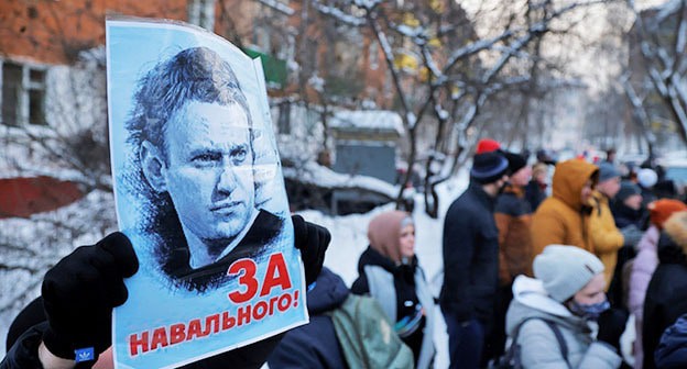 Мужчина держит плакат с надписью "За Навального!" люди возле отделения милиции, где содержится лидер российской оппозиции Алексей Навальный. Москва, 18 января 2021 г. Фото: REUTERS / Максим Шеметов Мужчина держит плакат с надписью "За Навального!" люди возле отделения милиции, где содержится лидер российской оппозиции Алексей Навальный. Москва, 18 января 2021 г. Фото: REUTERS / Максим Шеметов
