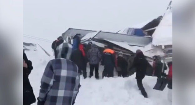 Последствие схода лавины. Скриншот видео https://t.me/rt_russian/56739 Последствие схода лавины. Скриншот видео https://t.me/rt_russian/56739