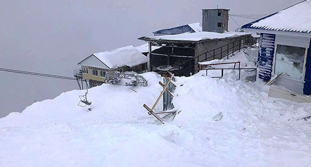 Последствия схода лавины в Домбае. Фото: Управление КЧР по ГО, ЧС и П/ТАСС Последствия схода лавины в Домбае. Фото: Управление КЧР по ГО, ЧС и П/ТАСС